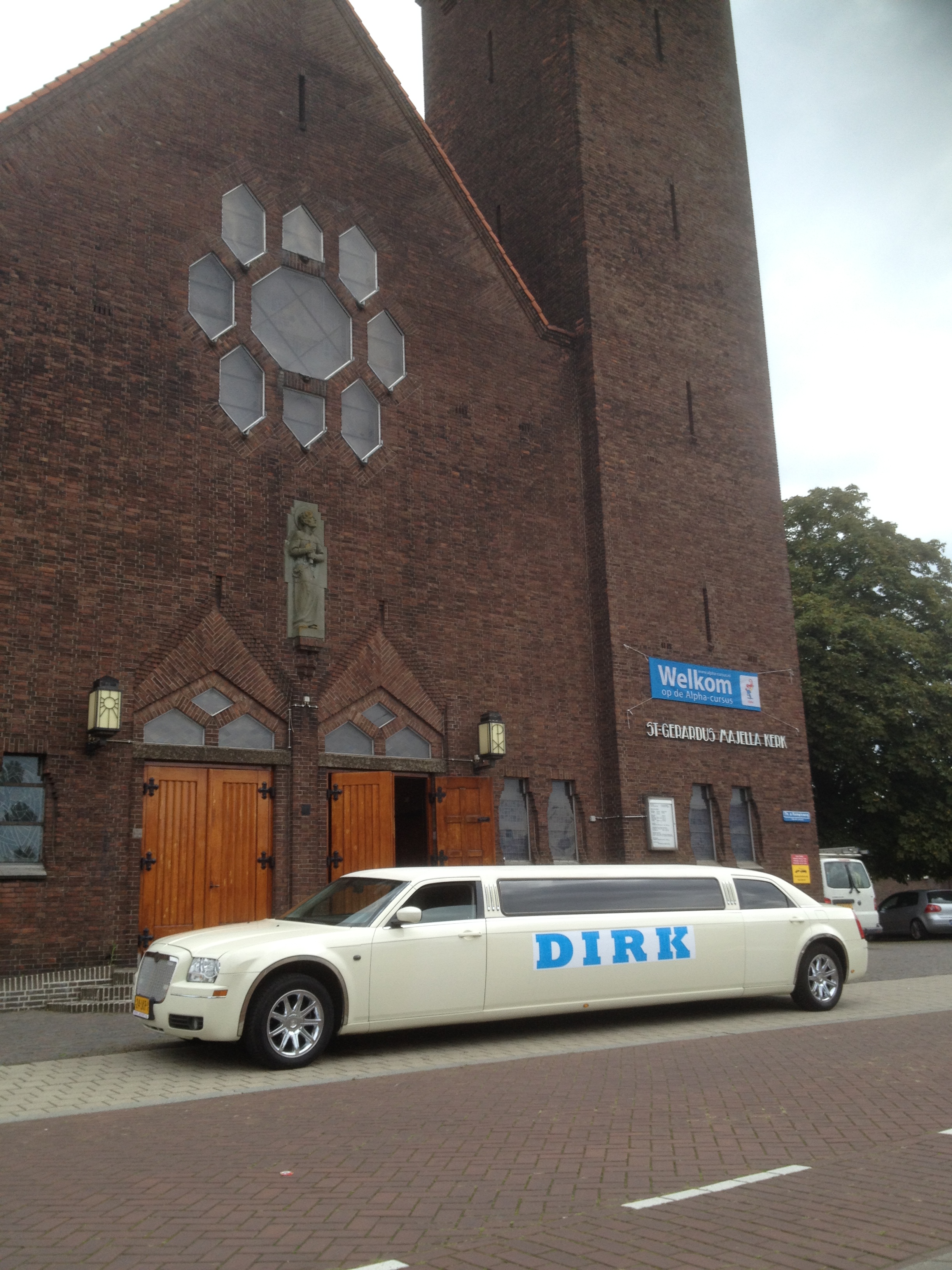 Het huren inclusief belettering is ook mogelijk bij limoparty.nl Utrecht