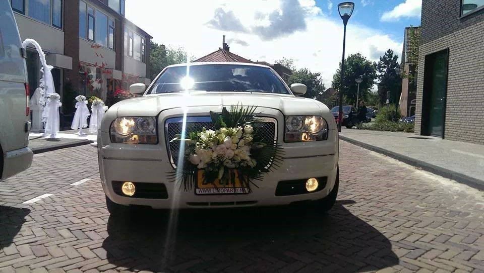 Limo huren met bloemen, bij limoparty.nl Utrecht.jpg